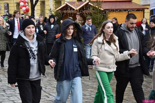 [WIDEO, FOTO] Maturzyści zatańczyli poloneza na świdnickim rynku po raz osiemnasty