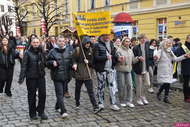 [WIDEO, FOTO] Maturzyści zatańczyli poloneza na świdnickim rynku po raz osiemnasty