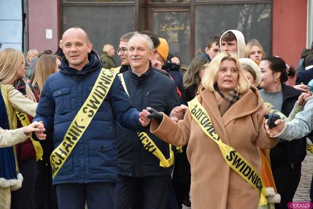 [WIDEO, FOTO] Maturzyści zatańczyli poloneza na świdnickim rynku po raz osiemnasty