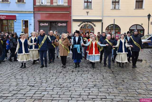 [WIDEO, FOTO] Maturzyści zatańczyli poloneza na świdnickim rynku po raz osiemnasty
