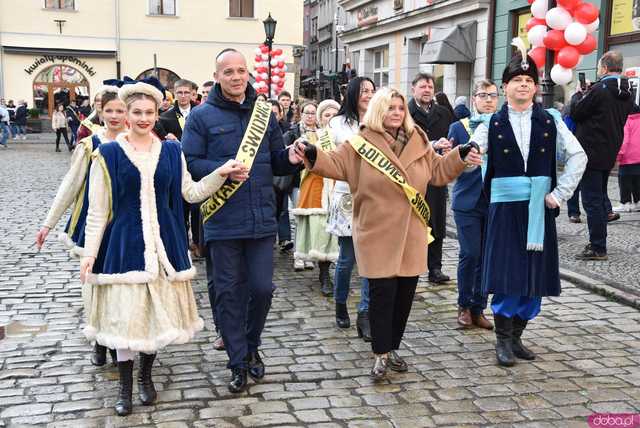 [WIDEO, FOTO] Maturzyści zatańczyli poloneza na świdnickim rynku po raz osiemnasty