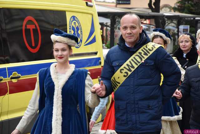 [WIDEO, FOTO] Maturzyści zatańczyli poloneza na świdnickim rynku po raz osiemnasty