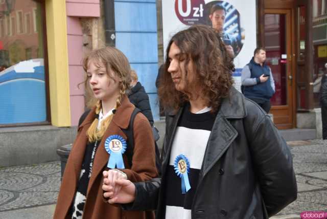 [WIDEO, FOTO] Maturzyści zatańczyli poloneza na świdnickim rynku po raz osiemnasty