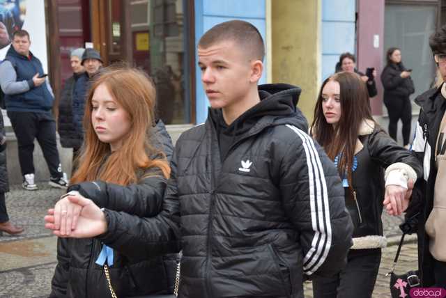 [WIDEO, FOTO] Maturzyści zatańczyli poloneza na świdnickim rynku po raz osiemnasty