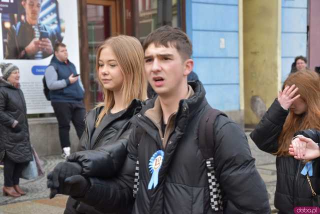 [WIDEO, FOTO] Maturzyści zatańczyli poloneza na świdnickim rynku po raz osiemnasty