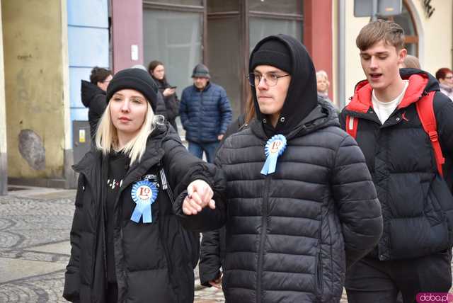 [WIDEO, FOTO] Maturzyści zatańczyli poloneza na świdnickim rynku po raz osiemnasty