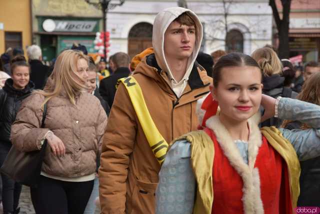 [WIDEO, FOTO] Maturzyści zatańczyli poloneza na świdnickim rynku po raz osiemnasty