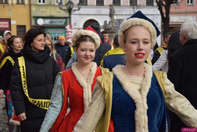 [WIDEO, FOTO] Maturzyści zatańczyli poloneza na świdnickim rynku po raz osiemnasty