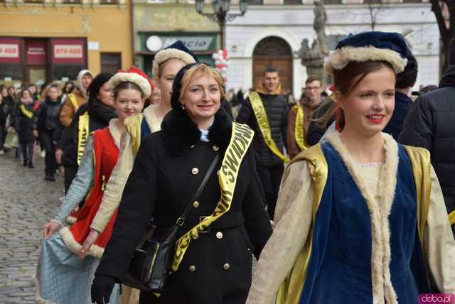 [WIDEO, FOTO] Maturzyści zatańczyli poloneza na świdnickim rynku po raz osiemnasty