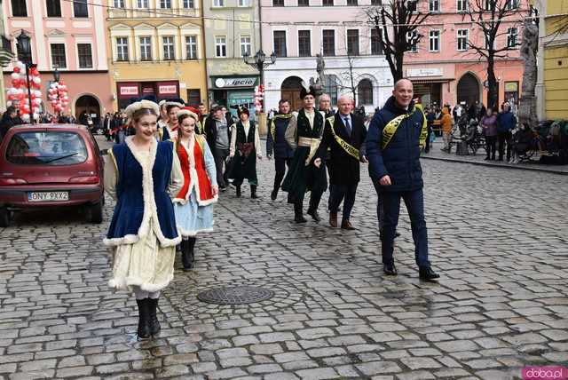 [WIDEO, FOTO] Maturzyści zatańczyli poloneza na świdnickim rynku po raz osiemnasty