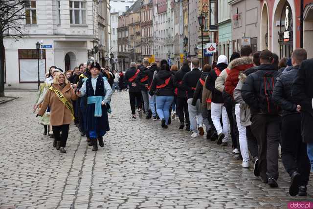 [WIDEO, FOTO] Maturzyści zatańczyli poloneza na świdnickim rynku po raz osiemnasty