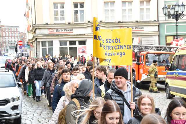 [WIDEO, FOTO] Maturzyści zatańczyli poloneza na świdnickim rynku po raz osiemnasty