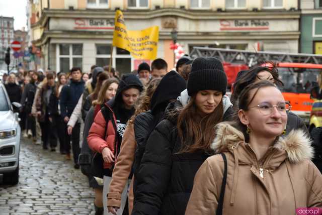 [WIDEO, FOTO] Maturzyści zatańczyli poloneza na świdnickim rynku po raz osiemnasty