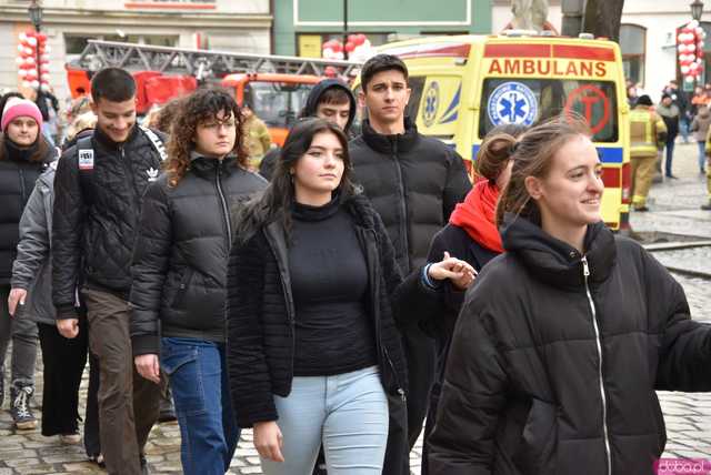 [WIDEO, FOTO] Maturzyści zatańczyli poloneza na świdnickim rynku po raz osiemnasty