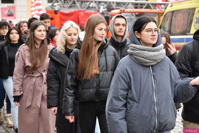 [WIDEO, FOTO] Maturzyści zatańczyli poloneza na świdnickim rynku po raz osiemnasty