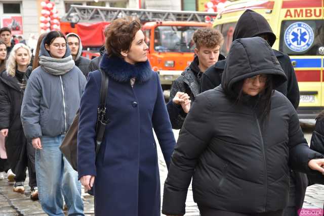 [WIDEO, FOTO] Maturzyści zatańczyli poloneza na świdnickim rynku po raz osiemnasty