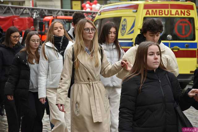 [WIDEO, FOTO] Maturzyści zatańczyli poloneza na świdnickim rynku po raz osiemnasty