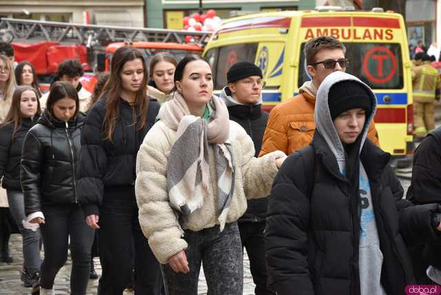 [WIDEO, FOTO] Maturzyści zatańczyli poloneza na świdnickim rynku po raz osiemnasty