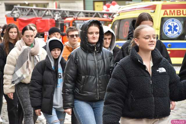 [WIDEO, FOTO] Maturzyści zatańczyli poloneza na świdnickim rynku po raz osiemnasty