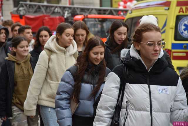 [WIDEO, FOTO] Maturzyści zatańczyli poloneza na świdnickim rynku po raz osiemnasty