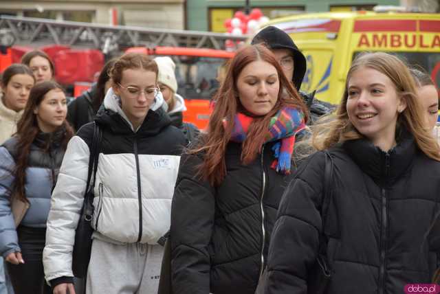 [WIDEO, FOTO] Maturzyści zatańczyli poloneza na świdnickim rynku po raz osiemnasty