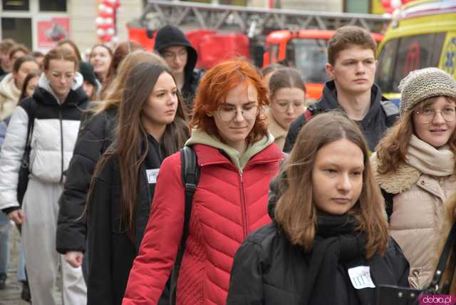 [WIDEO, FOTO] Maturzyści zatańczyli poloneza na świdnickim rynku po raz osiemnasty