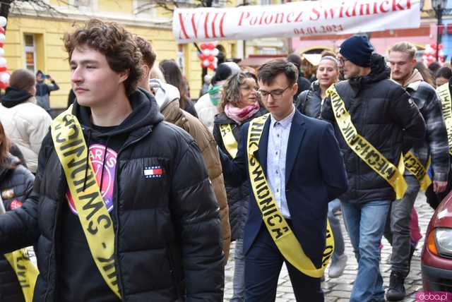 [WIDEO, FOTO] Maturzyści zatańczyli poloneza na świdnickim rynku po raz osiemnasty