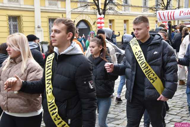 [WIDEO, FOTO] Maturzyści zatańczyli poloneza na świdnickim rynku po raz osiemnasty