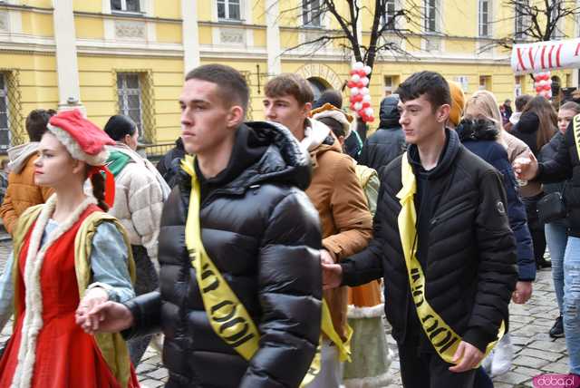 [WIDEO, FOTO] Maturzyści zatańczyli poloneza na świdnickim rynku po raz osiemnasty