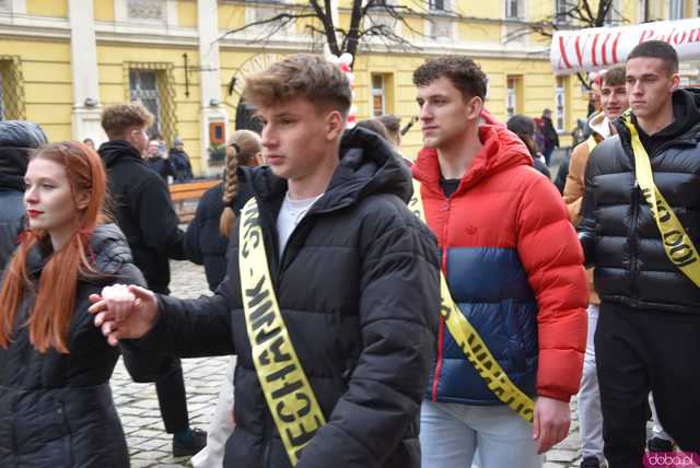 [WIDEO, FOTO] Maturzyści zatańczyli poloneza na świdnickim rynku po raz osiemnasty