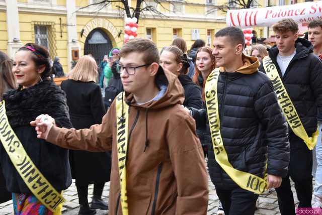 [WIDEO, FOTO] Maturzyści zatańczyli poloneza na świdnickim rynku po raz osiemnasty