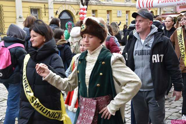 [WIDEO, FOTO] Maturzyści zatańczyli poloneza na świdnickim rynku po raz osiemnasty