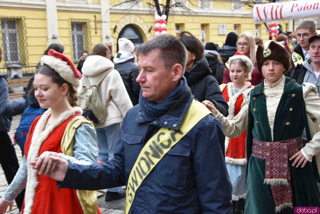 [WIDEO, FOTO] Maturzyści zatańczyli poloneza na świdnickim rynku po raz osiemnasty