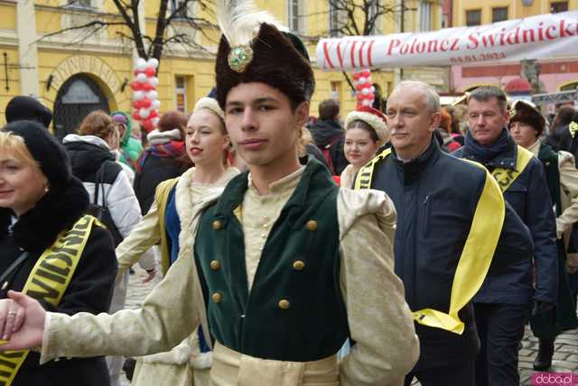 [WIDEO, FOTO] Maturzyści zatańczyli poloneza na świdnickim rynku po raz osiemnasty