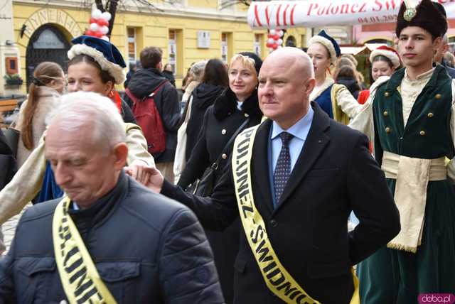 [WIDEO, FOTO] Maturzyści zatańczyli poloneza na świdnickim rynku po raz osiemnasty