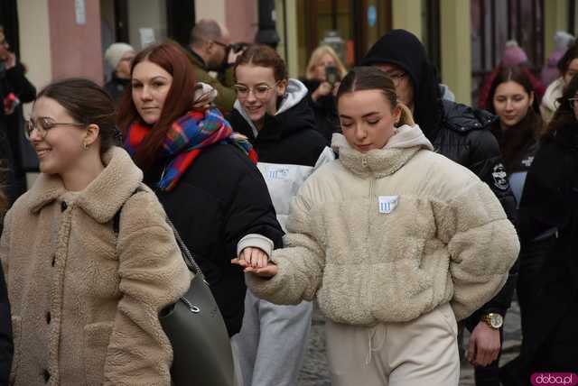 [WIDEO, FOTO] Maturzyści zatańczyli poloneza na świdnickim rynku po raz osiemnasty