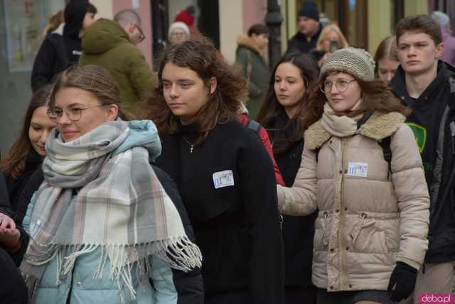 [WIDEO, FOTO] Maturzyści zatańczyli poloneza na świdnickim rynku po raz osiemnasty