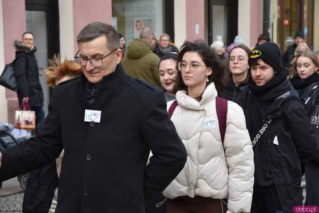 [WIDEO, FOTO] Maturzyści zatańczyli poloneza na świdnickim rynku po raz osiemnasty
