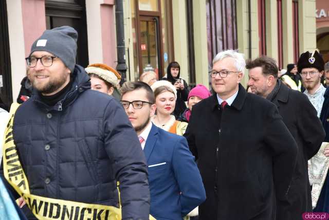 [WIDEO, FOTO] Maturzyści zatańczyli poloneza na świdnickim rynku po raz osiemnasty