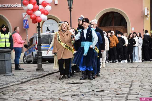 [WIDEO, FOTO] Maturzyści zatańczyli poloneza na świdnickim rynku po raz osiemnasty