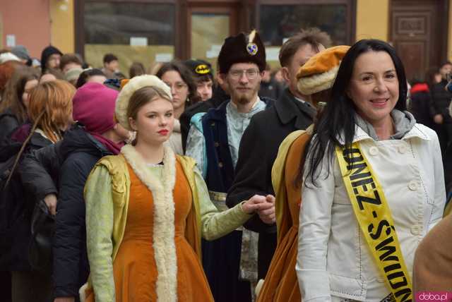 [WIDEO, FOTO] Maturzyści zatańczyli poloneza na świdnickim rynku po raz osiemnasty
