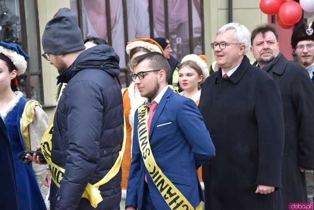 [WIDEO, FOTO] Maturzyści zatańczyli poloneza na świdnickim rynku po raz osiemnasty