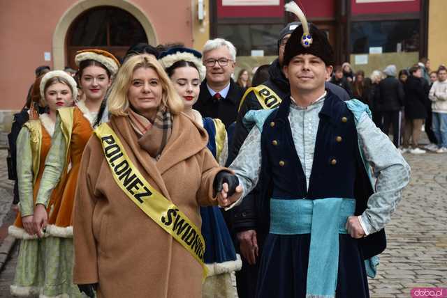 [WIDEO, FOTO] Maturzyści zatańczyli poloneza na świdnickim rynku po raz osiemnasty