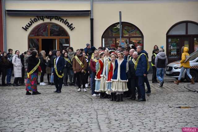 [WIDEO, FOTO] Maturzyści zatańczyli poloneza na świdnickim rynku po raz osiemnasty
