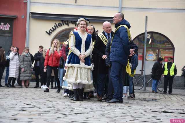 [WIDEO, FOTO] Maturzyści zatańczyli poloneza na świdnickim rynku po raz osiemnasty