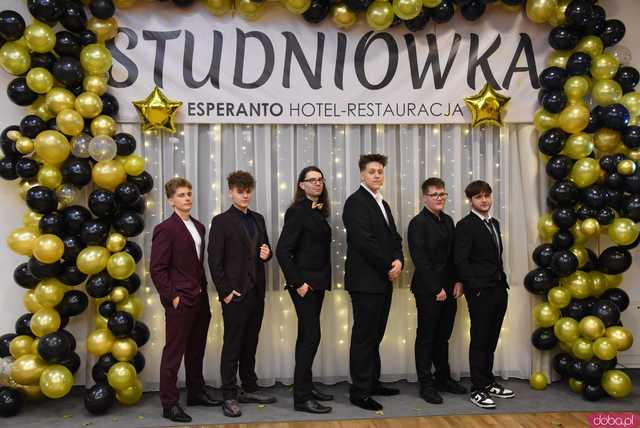 [FOTO] Ten wieczór zapamiętają na długo! Studniówka Zespołu Szkół Hotelarsko-Turystycznych w Świdnicy