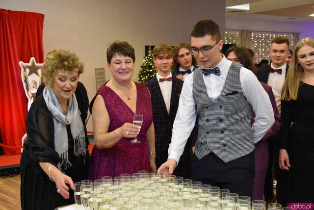 [FOTO] Ten wieczór zapamiętają na długo! Studniówka Zespołu Szkół Hotelarsko-Turystycznych w Świdnicy