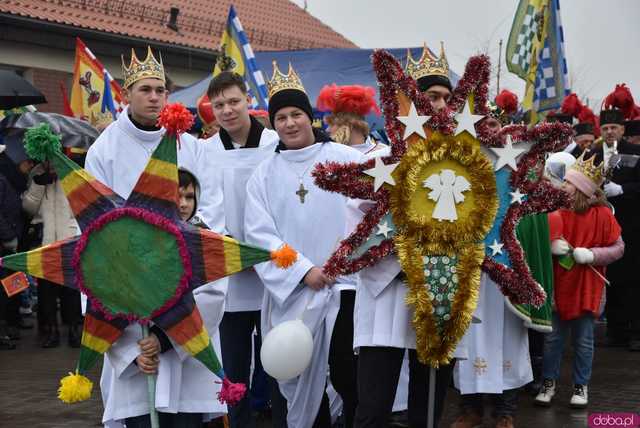 [WIDEO, FOTO] Trzej Królowie zawitali do Mokrzeszowa. Mieszkańcy przeszli w uroczystym orszaku