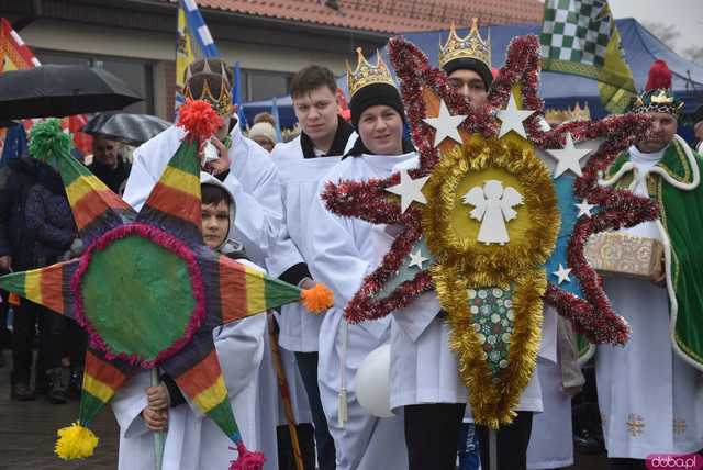 [WIDEO, FOTO] Trzej Królowie zawitali do Mokrzeszowa. Mieszkańcy przeszli w uroczystym orszaku