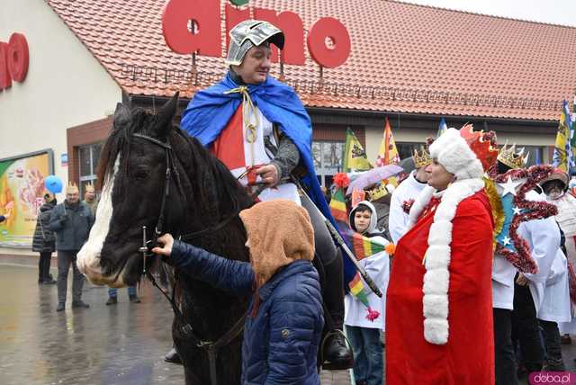 [WIDEO, FOTO] Trzej Królowie zawitali do Mokrzeszowa. Mieszkańcy przeszli w uroczystym orszaku